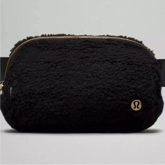 NWT Lululemon Everywhere Belt Bag Black Fleece with Gold Hardware 1L - Picture 2 of 6